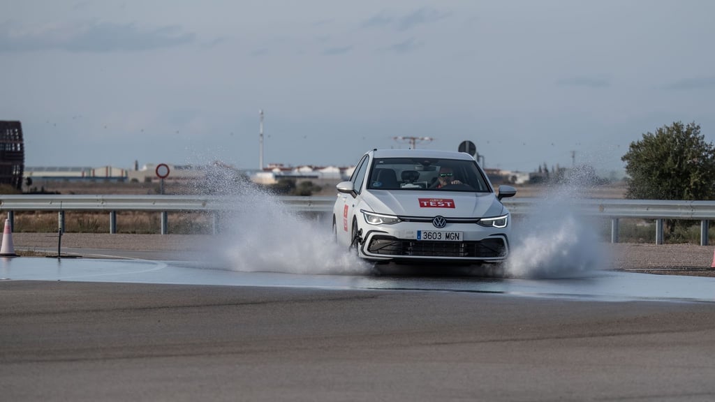 Hitze, Starkregen, Aquaplaning: Der ACE hat zehn Sommerreifen der Dimension 225/40 R18 XL für die Kompaktklasse in verschiedenen Szenarien getestet.