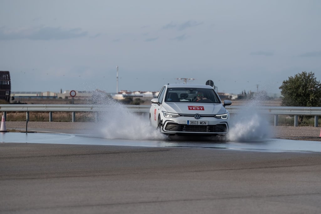 Hitze, Starkregen, Aquaplaning: Der ACE hat zehn Sommerreifen der Dimension 225/40 R18 XL für die Kompaktklasse in verschiedenen Szenarien getestet.