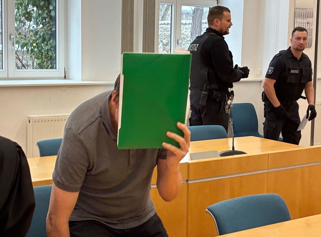 Der frühere Lehrer wurde wegen dutzendfachen Missbrauchs von Schülerinnen zu mehreren Jahren Haft verurteilt.