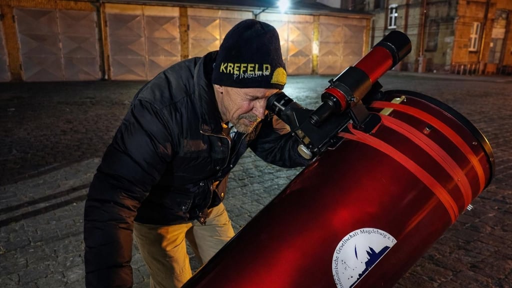 Ein Mitglied der Astronomischen Gesellschaft Magdeburg schaut durch ein Dobson-Teleskop. 2026 gibt es am Himmel über Magdeburg zahlreiche Ereignisse zu sehen.&nbsp;