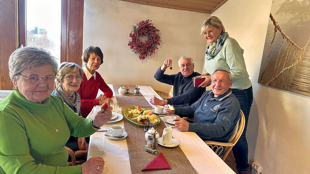 Ina Hobritz (stehend) wird von den Reiselustigen, die mit der  DRK-Mitarbeiterin  auf Tour gehen, gut aufgenommen. Wie hier beim Neujahrsfrühstück im Hotel Stadt Jessen.  
