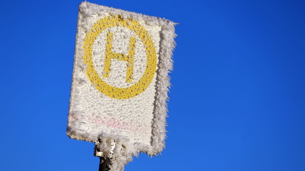 Auch am Wochenende bleibt es laut Deutschem Wetterdienst rutschig auf Sachsen-Anhalts Straßen. (Symbolbild)