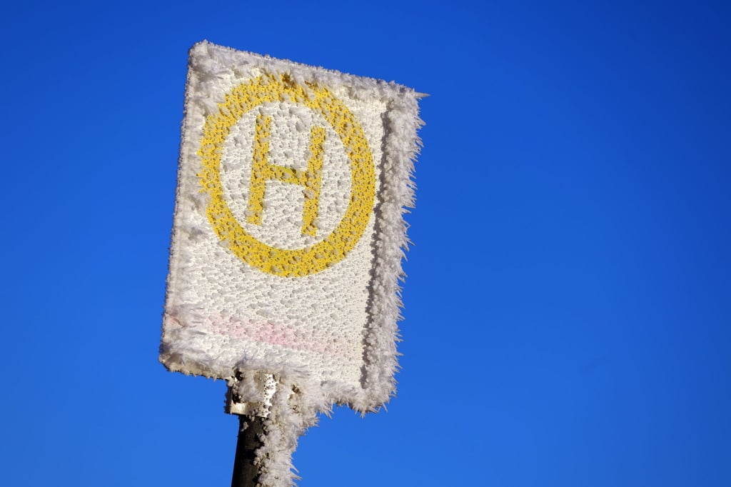 Auch am Wochenende bleibt es laut Deutschem Wetterdienst rutschig auf Sachsen-Anhalts Straßen. (Symbolbild)