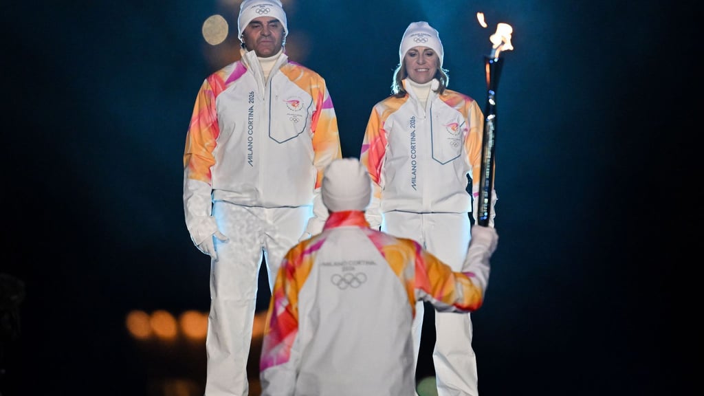 Alberto Tomba und Deborah Compagnoni entzündeten das Feuer in Mailand.