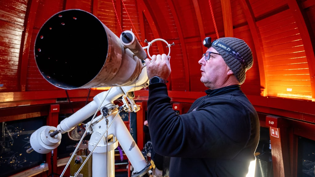 Uwe Meiling baut in Kopenhagen das Teleskop des Rundetaarn-Observatoriums auseinander, um es für die Restaurierung mit nach Sachsen-Anhalt zu nehmen.