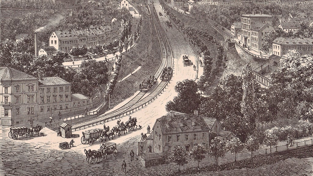 250 Jahre stand das spätbarocke Haus Wasserberg am Fuße des Wendischen Berges. Hier erlebte es auch Aufstieg und Niedergang der Drahtseilbahn. Die Zeichnung des Leipziger Künstlers Adolf Eltzner entstand 1878 für die Leipziger Illustrierten Zeitung. Sie zeigt zugleich das Erwachen der Industriestadt Zeitz.  