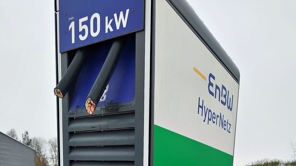 Ein unbekannter Täter hat das Kabel an der Ladesäule am Hagebau abgeschnitten. 