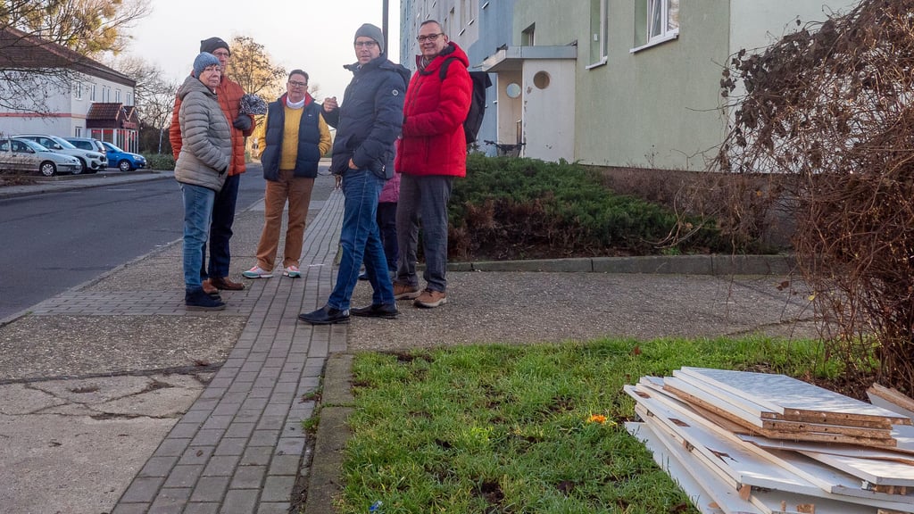 Hier beim Rundgang mit dem Bürgermeister - eine Volksstimme-Aktion. Sperrmüllablagerungen sind nach wie vor ein Problem im Viertel.