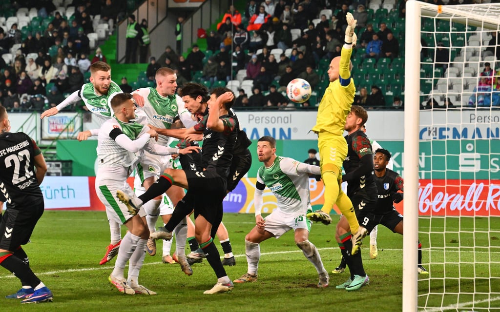 Immer wieder das gleiche Bild: Der FCM kassiert nach Fürther Ecken ein Gegentor.