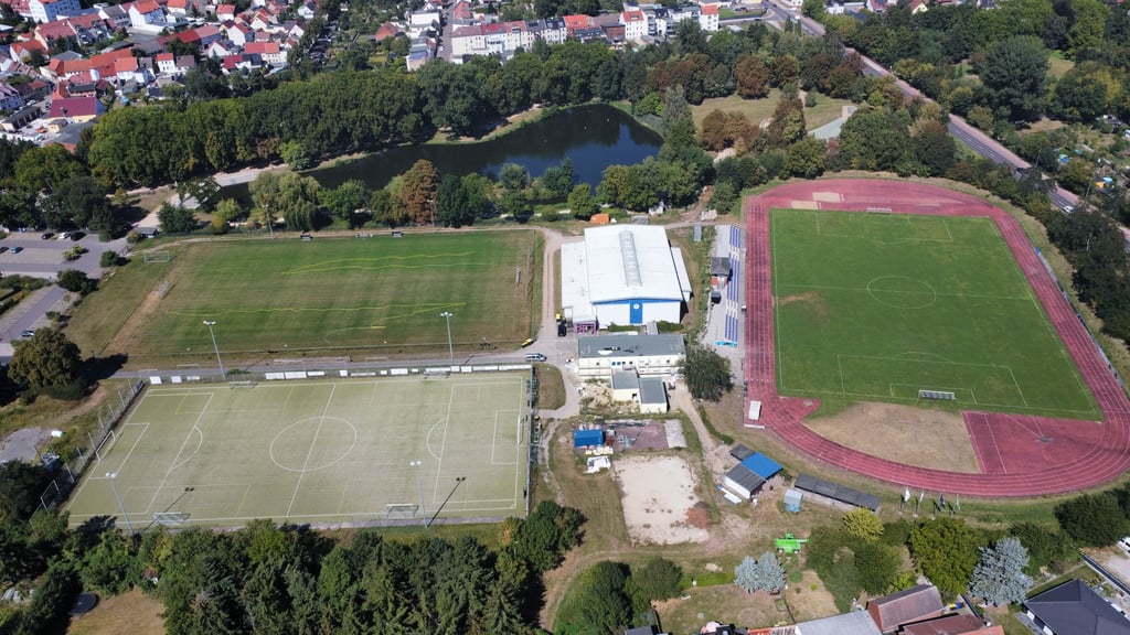 Die Anlage des Burger Ballspiel Clubs ist direkt am Flickschupark gelegen. Am Hauptplatz (r.) ist die neue Tribüne zu erkennen. Als Nächstes soll der Platz grundauf saniert, unter anderem eine Flutlichtanlage installiert werden.