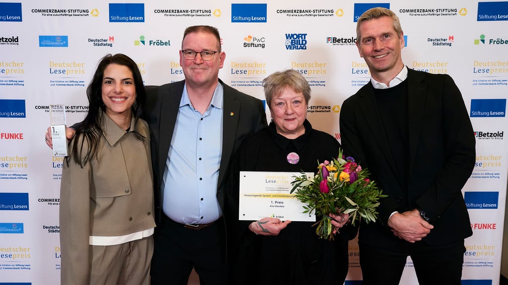 Laudatorin Clarissa Corrêa da Silva (l.) und Stefan Spieker (r.) überreichten den Deutschen Lesepreis an Frank Pardeike und Cornelia Zimmermann. 