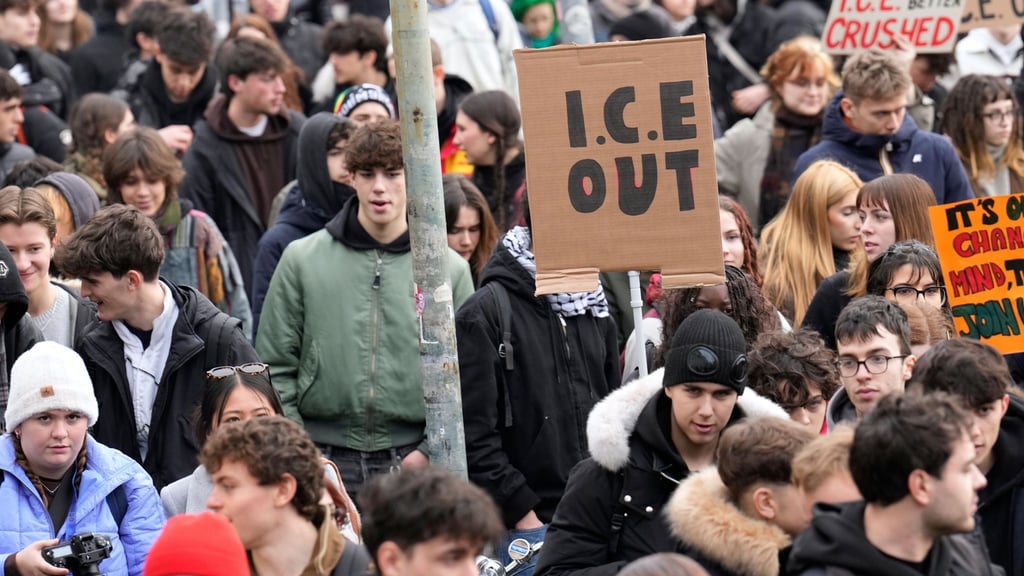 Mehrere Hundert Menschen protestierten in Mailand gegen die US-Einwanderungspolizei ICE.