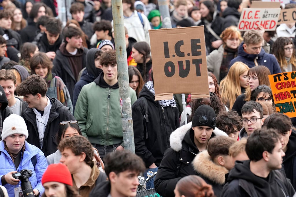 Mehrere Hundert Menschen protestierten in Mailand gegen die US-Einwanderungspolizei ICE.