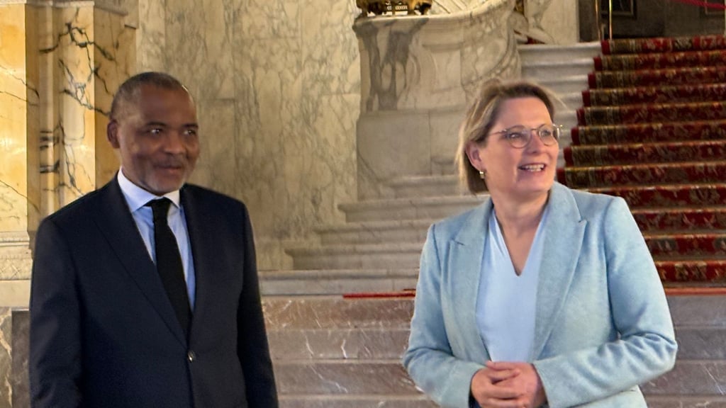 Bundesjustizministerin Stefanie Hubig (SPD) triff den den stellvertretenden Gerichtskanzler des Internationalen Gerichtshofs (IGH), Jean-Pelé Fomété.