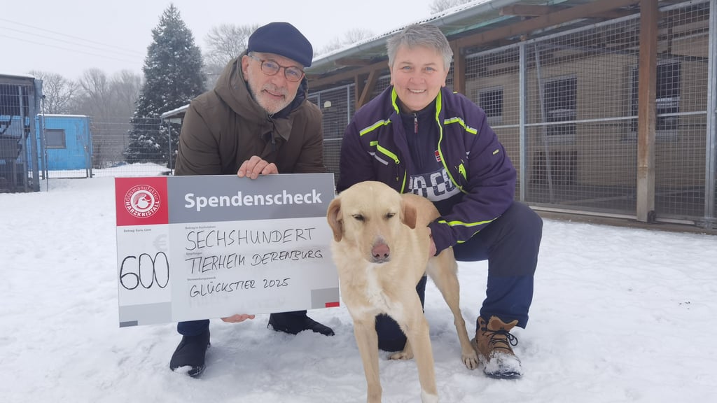 Otto Sievers, Geschäftsführer der Glasmanufaktur "Harzkristall" in Derenburg überreichte Birgit Sorge einen Scheck über 600 Euro. Darüber freute sich auch Hündin Flöckchen.