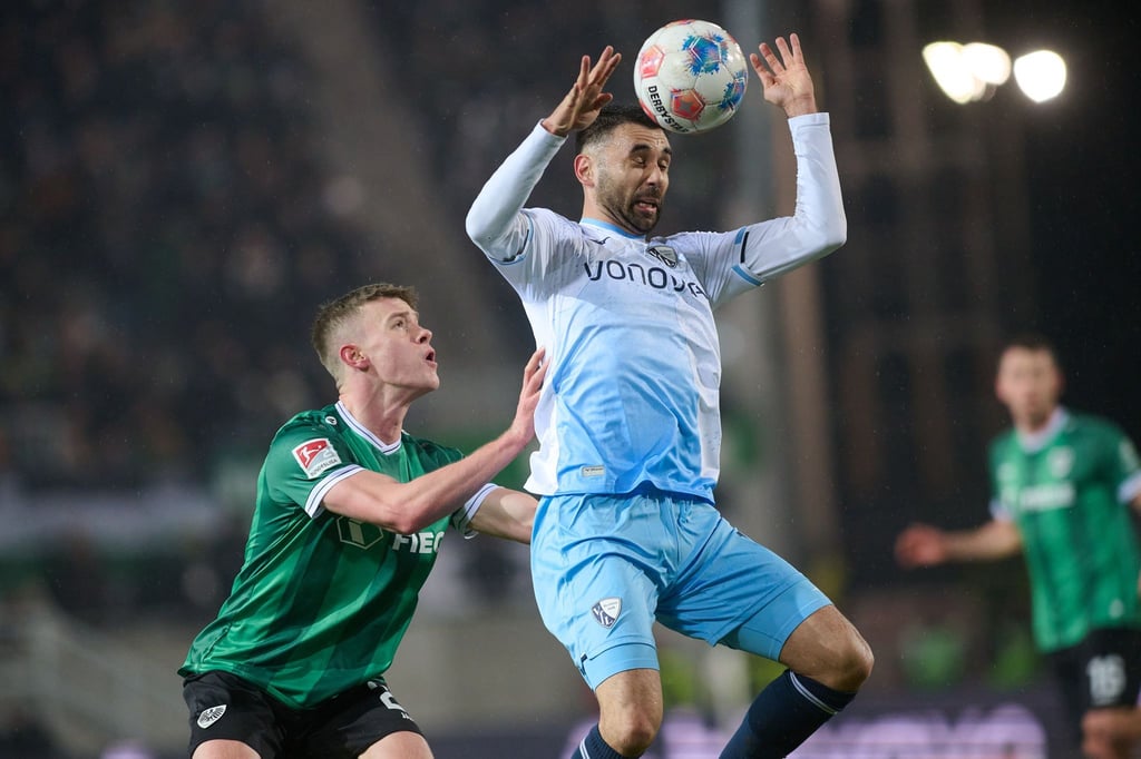 Münsters Jano ter Horst (l) bedrängt den Bochumer Gerrit Holtmann.