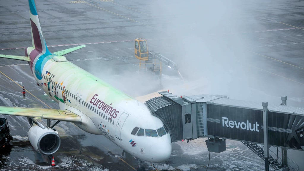 Aufgrund der Witterungen dauert das Enteisen der Maschinen derzeit noch deutlich länger als sonst.