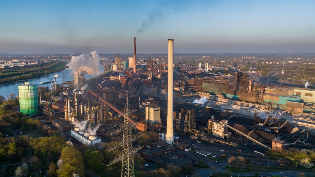 Der Stahlkonzern Salzgitter will das Gemeinschaftsunternehmen HKM in Duisburg komplett übernehmen. 2.000 Stellen sollen wegfallen. (Archivbild)