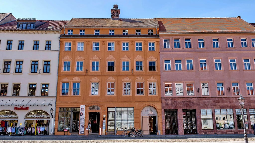 Im Cranach-Haus am Markt in Wittenberg  (Mitte) können Besucher nicht nur die Dauerausstellung „Cranachs Welt“ besichtigen. Auch Sonderausstellungen werden dort angeboten. 