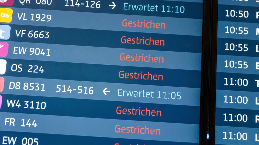 Am BER wurden am Freitagmorgen erneut zahlreiche Starts und Landungen abgesagt.