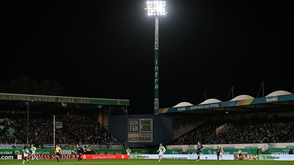 Auch bei der Partie des 1. FC Magdeburg in Fürth werden die Schweinwerfer an diesem Freitag angeschaltet.