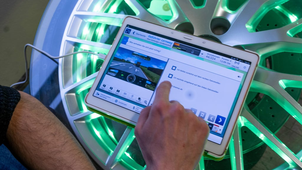Die theoretische Führerscheinprüfung findet heute am Computer bzw. Tablet statt. Die Linke plädiert dafür, die Vorbereitung in den Schulunterricht zu integrieren.