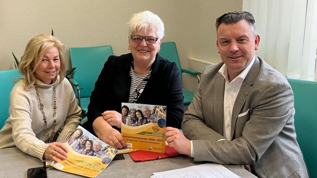 Christina Griesing, Karina Kaiser (v. l.) und  André Schröder bei der Vorstellung des Seniorenwegweisers Mansfeld-Südharz für 2026/27.