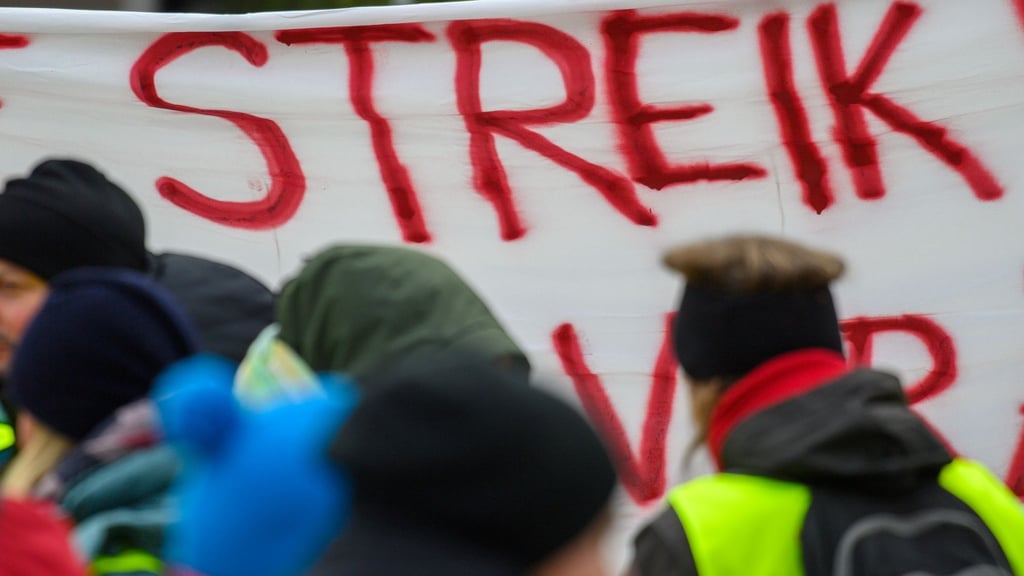 Mit einem landesweiten Warnstreik erhöht die Gewerkschaft Verdi in Sachsen den Druck im Tarifstreit (Symbolbild)