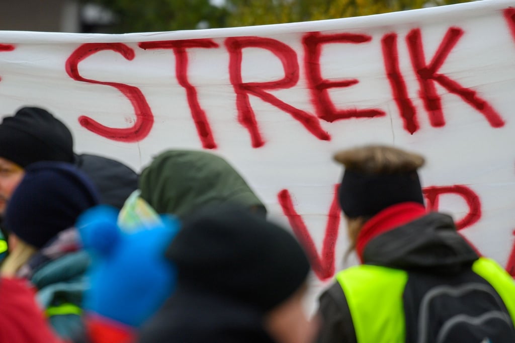 Mit einem landesweiten Warnstreik erhöht die Gewerkschaft Verdi in Sachsen den Druck im Tarifstreit (Symbolbild)