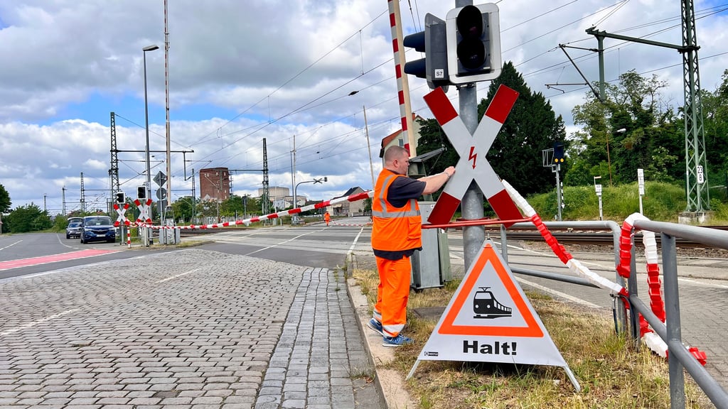 Der Bahnübergang in der Dessauer Elisabethstraße bereitet immer wieder Probleme. 