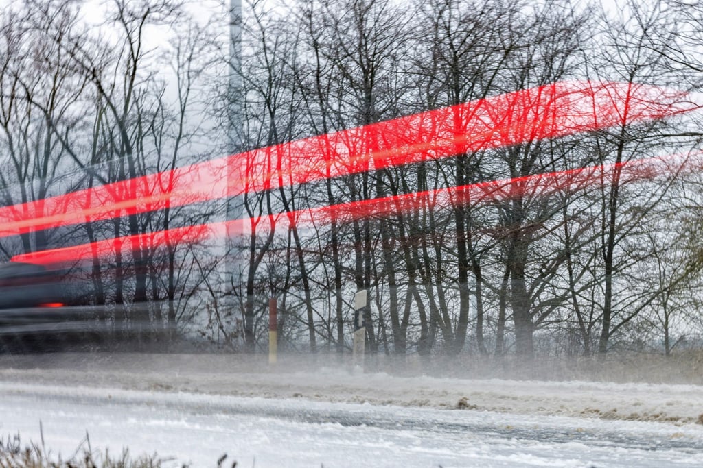 Für Teile Brandenburgs galt die amtliche Unwetterwarnung vor Glatteis noch bis in den Abend. (Archivbild)