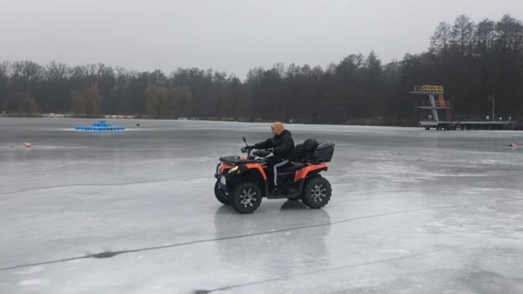 Waldbad Dessau: Mit dem Quad fährt  die Betreiberfamilie auf der Fläche des gefrorenen, 80 Zentimeter tiefen Nichtschwimmerbereichs.
