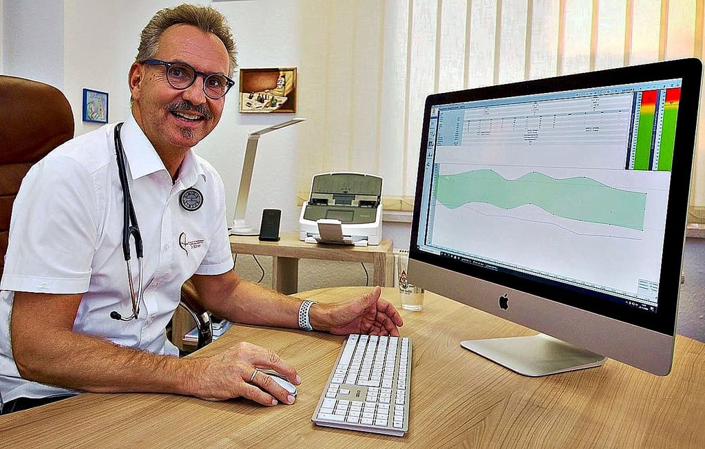 Kardiologe Dr. Jörn Röhler in seiner Zeitzer Praxis