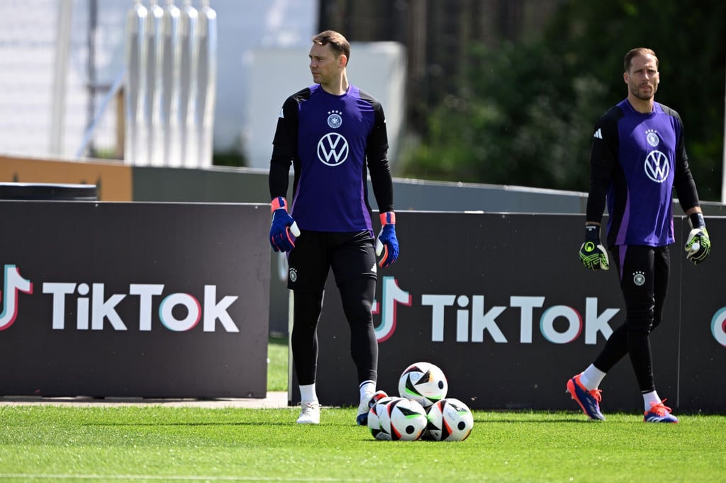 Das Duell der Torhüter Neuer und Baumann (r) ist in den Fokus gerückt. (Archivbild)