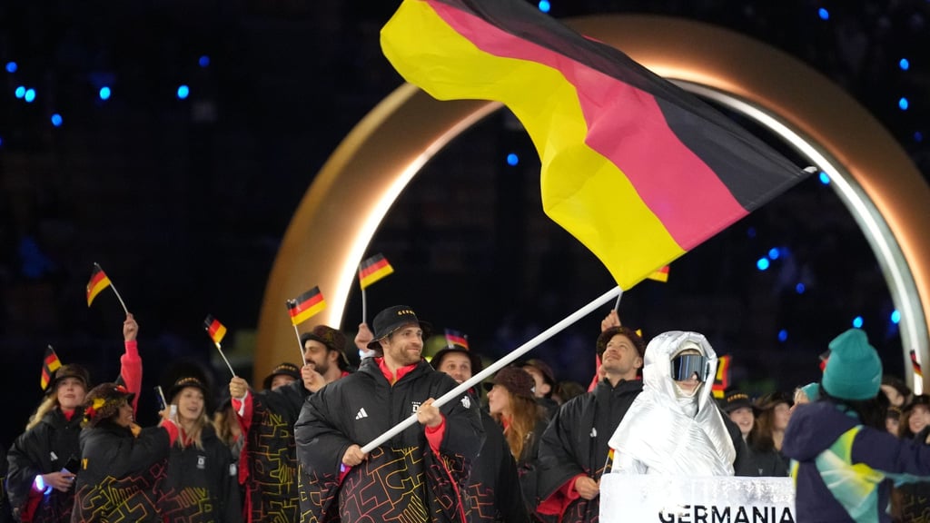 Fahnenträger Leon Draisaitl führte das deutsche Team in Mailand an.