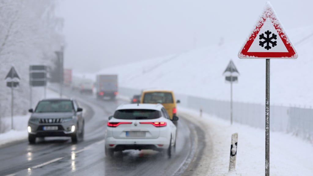 Autos auf einer Straße mit Schneezaun zwischen Elbingerode und Hasselfelde: In anderen Orten im Landkreis Harz kommt Kritik am Winterdienst auf.