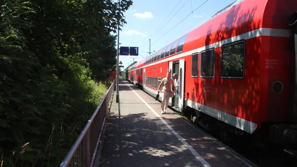 In der Nähe des Bahnhofes von Möser stehen seit Wochen verschiedene Autos, und das rund um die Uhr. Warum das nötig ist.