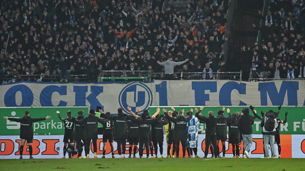 Nach dieser unglaublichen Partie ließen FCM-Anhänger und die Spieler des Clubs ihre Emotionen gemeinsam raus.