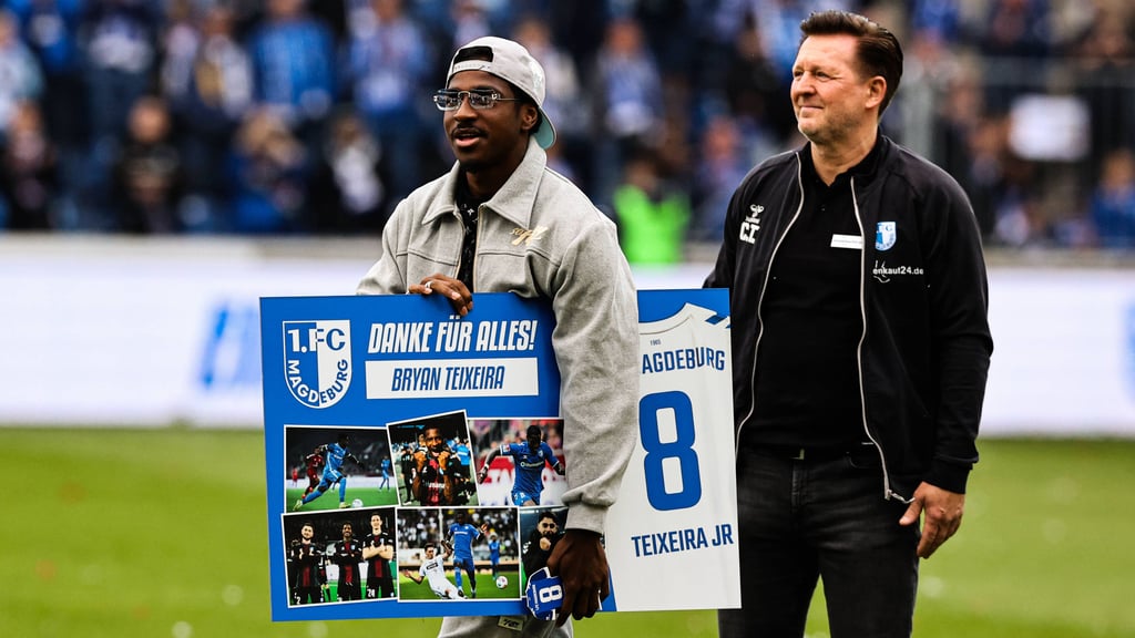 Bryan Teixeira, hier bei seiner Verabschiedung vom 1. FC Magdeburg mit dem damaligen Trainer Christian Titz in der Avnet Arena.