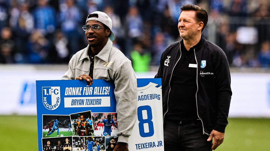 Bryan Teixeira, hier bei seiner Verabschiedung vom 1. FC Magdeburg mit dem damaligen Trainer Christian Titz in der Avnet Arena.