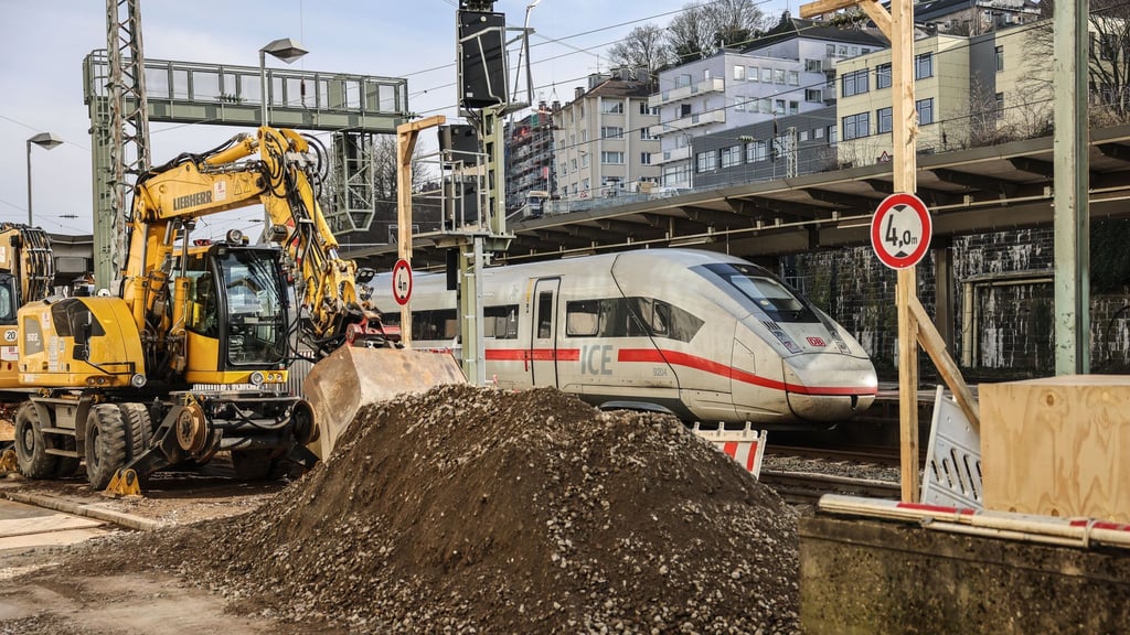 Die Bagger am Wuppertaler Hauptbahnhof stehen schon bereit.