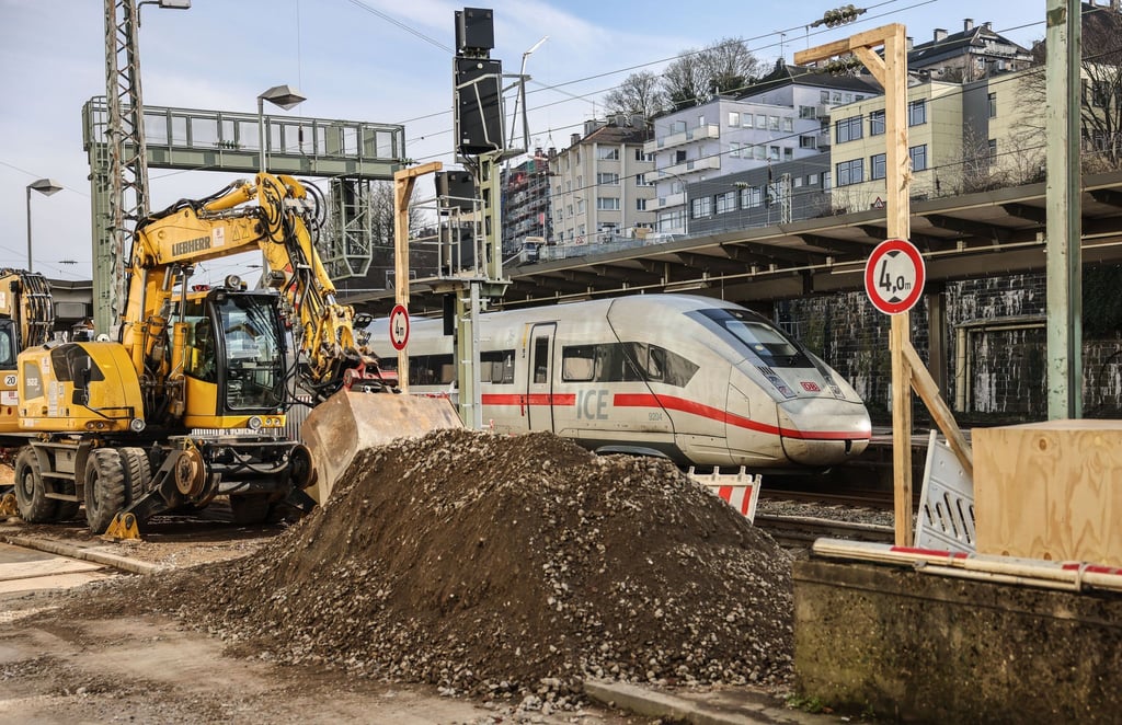 Die Bagger am Wuppertaler Hauptbahnhof stehen schon bereit.
