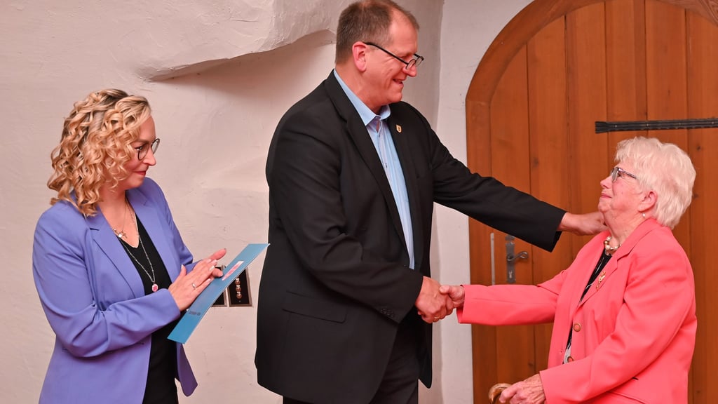 Seehausens Ortsbürgermeister Martin Heine bei der Ehrung der langjährigen Vorsitzenden des DRK-Ortsverbands, Margot Mahlfeld, die er gemeinsam mit der Bürgermeisterin der Einheitsgemeinde Wanzleben, Grit Matz, vorgenommen hat.