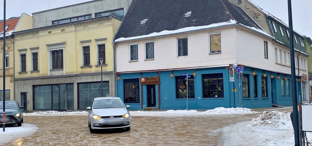 Wandel in zwei BIldern: das neue vietnamesische Restaurant auf dem Markt während gleichzeitig Kunterbunt zum 31. März zumacht. 