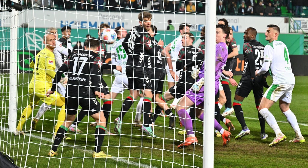 Alexander Nollenberger (Nr. 17) klärt für den FCM auf der Torlinie gegen Fürth und rettet den 5:4-Sieg.