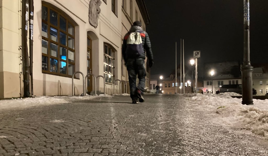 Der Gehweg am Marktplatz in Köthen war spiegelglatt am Donnerstagabend.