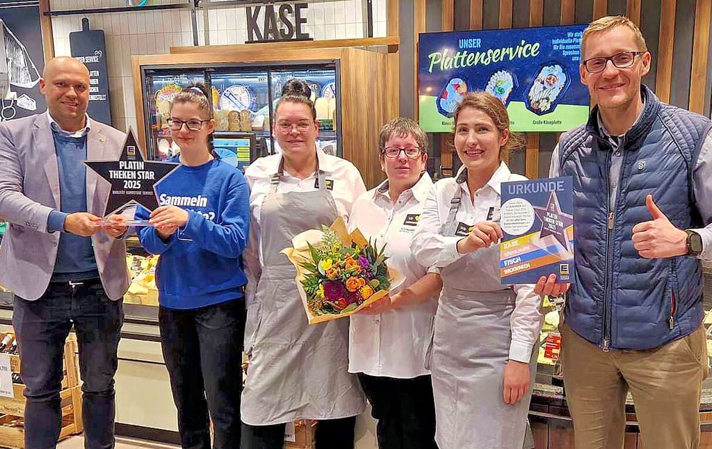 Mit dem Platin-Theken-Star wurden die Mitarbeiter des E-Centers in Bernburg ausgezeichnet. 