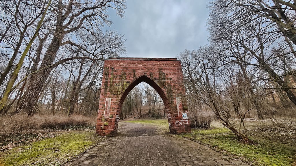 Das „Tor der Mahnung“ ist wie der gesamte Eisleber Stadtpark in einem stark vernachlässigten Zustand.