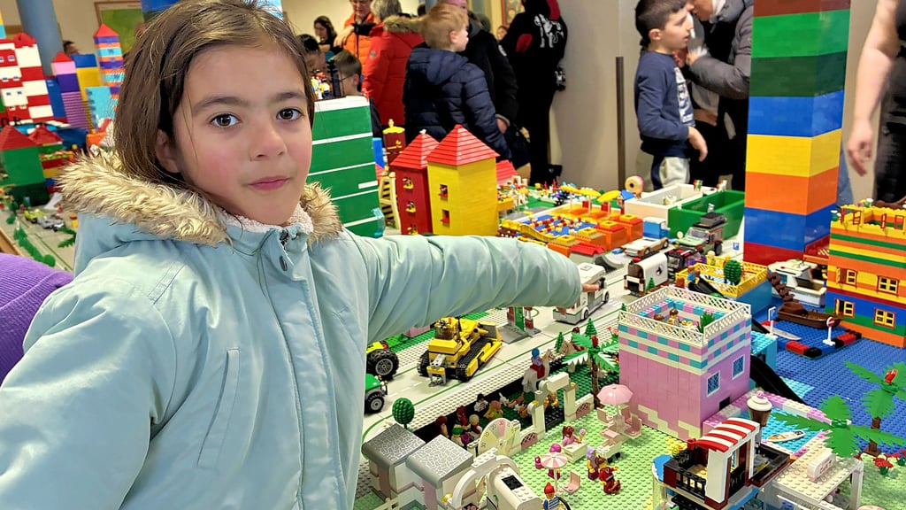 Feierliche Eröffnung der Stadt aus mehr als 150.000 Lego-Steinen im Hort der Juri-Gagarin-Grundschule in Stendal-Stadtsee: Anabell Nguyen (9) hat sich nach langer Überlegung für eine Rutsche und einen Pool entschieden.