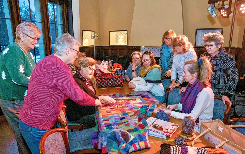 Etwa ein Dutzend Frauen haben sich zum Stricktreff in der Villa Krötenhof eingefunden.